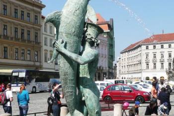 postava muže s delfínem, která tvoří součást Arionovy kašny ( © Jan P. Štěpánek 05/2009)
