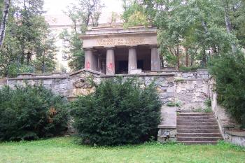 Olomouc - Mauzoleum jugoslávských vojáků v Bezručových sadech  (© Ivo Rozehnal, 09/2011)