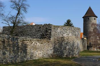 jižní hradba s věžemi (© Karel Husák, 03/2012)