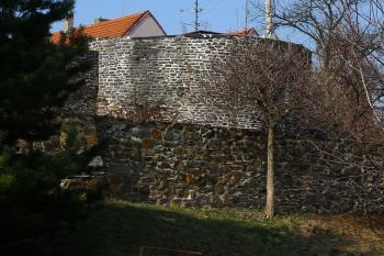 jižní hradby s věží (© Karel Husák, 03/2012)