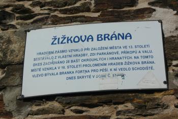 informační cedule o městském opevnění (© Karel Husák, 03/2010)