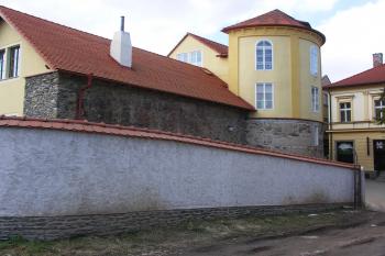 věž s hradbou na východě (© Karel Husák, 03/2010)