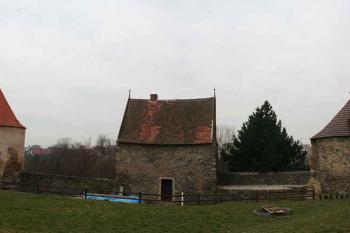 Hradební bašty nad Podměstským rybníkem (© Ivan Grisa, 03/2008)