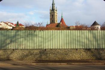 severní hradba s věžemi a farní kostel (© Karel Husák, 03/2010)