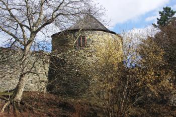 hradba s věží na západě (© Karel Husák, 03/2010)