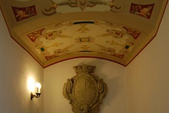 Erb rodu Mansfeldů s malbami nad schodištěm (© Petra Šimková, 04/2012)