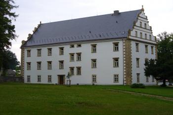 Šluknovský zámek - z pohledu v parku (© Petra Šimková, 04/2012)