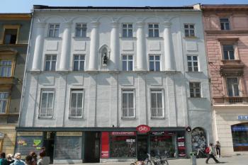 průčelí domu U černého koně obrácené do Dolního náměstí ( © Jan P. Štěpánek 05/2009)