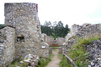 Pohled na bývalé hlavní průčelí kášterního kostela ( © Jan P. Štěpánek 08/2006)