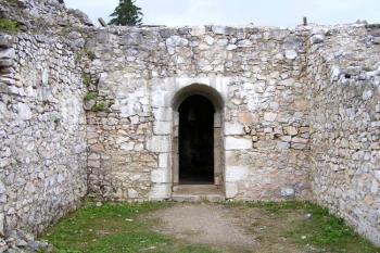Jeden z prostorů kolem tzv. rajského dvora ( © Jan P. Štěpánek 08/2006)