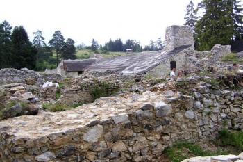 Pohled přes zříceniny kláštera k torzu klášterního kostela ( © Jan P. Štěpánek 08/2006)