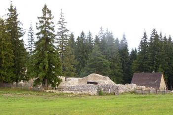 celkový pohled na Kláštorisko od jihovýchodu ( © Jan P. Štěpánek 08/2006)