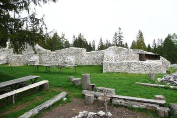 pohled na jižní frontu klášterního kostela sv. Jana Křitele se sakristií ( © Jan P. Štěpánek 05/2008)