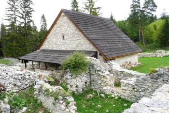 jedna ze zrekonstruovaných cel - domečků mnichů ( © Jan P. Štěpánek 05/2008)