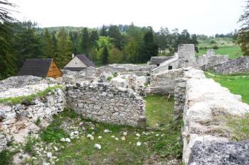 průhled přes provozní objekty kláštera ke klášternímu kostelu sv. Jana Křtitele ( © Jan P. Štěpánek 05/2008)