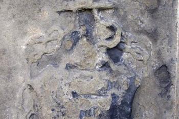 Dnes již velmi málo znatelný arcibiskupský znak na podstavci sochy ( © Jan P. Štěpánek 06/2007)
