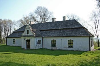mladší budova jihovýchodně od zříceniny ( © Pavel Zany Komárek 06/2007)