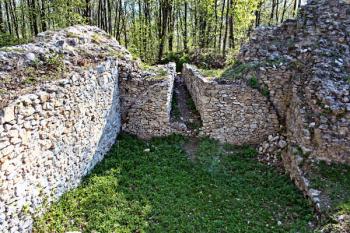 severní místnost přízemí s otiskem valené klenby a špaletou okna ( © Pavel Zany Komárek 4.5. 2006)
