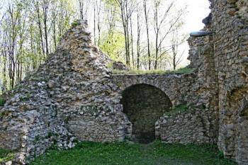 pohled ze střední místnost přízemí do východního rizalitu ( © Pavel Zany Komárek 4.5. 2006)