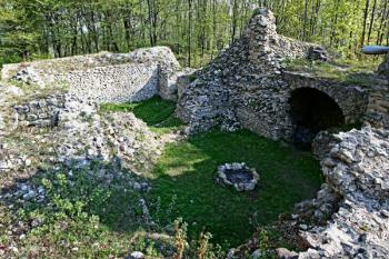 střední a severní místnost přízemí ( © Pavel Zany Komárek 4.5. 2006)