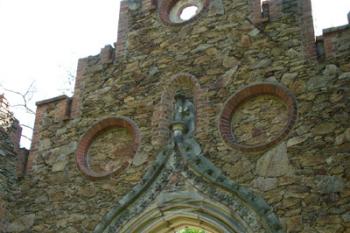 Starší portál zazděný do novější stavby ( © iV 5. 4. 2007)