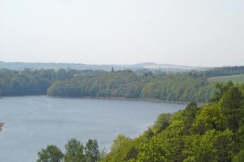 Pohled na Czochu přes Leśnianskou přehradu ( © iV 5. 4. 2007)