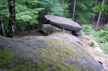 Pohled k západu z mohutného skaliska pod hlavní skálou ( © Jan P. Štěpánek 07/2007)