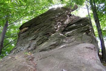 Pohled od západu na mohutné ústřední skalisko ( © Jan P. Štěpánek 07/2007)