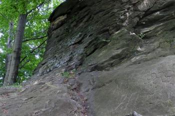 Pohled od západu na patu ústředního skaliska a jeho sousedství na severní straně (vlevo) a jižní (vpravo) ( © Jan P. Štěpánek 07/2007)