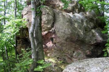 Pohled na centrální skalisko ze skal na východě ( © Jan P. Štěpánek 07/2007)