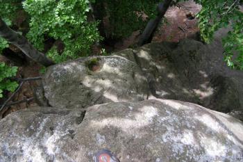 Pohled z nejvyššího místa ústředního skaliska na spodní partie se zásekem ve skále ( © Jan P. Štěpánek 07/2007)