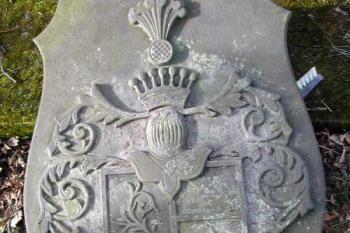 Detail vyčištěného a sundaného kamenného znaku rodu Harrasů ( © Jiří Tichánek 2004)