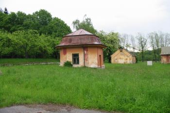 zámecká kaplička ,nacházejicí se za zámkem (©  , 05/2014 Dohňanský D.)