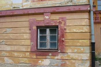 celé přízemí je tvořeno bosovaným zdivem (©  , 05/2014 Dohňanský D.)