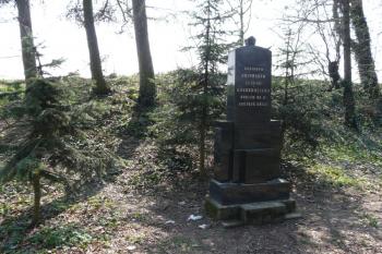 Památník padlých bojovníků vedle kostela (© Jaroslav Šefčík, 04/2009)