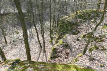 Pohled do bývalého lomu, kde se těžil písek na stavbu kostela (© Jaroslav Šefčík, 04/2009)