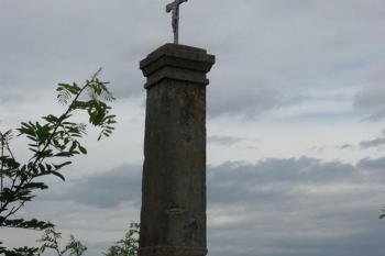 Kříž  z roku 1808 na vrcholu mohyly (© Milan Caha, 07/2007)