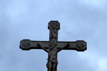 kříž na vrcholu mohyly ( © Milan Caha 10/2009)