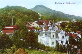 Fassmannova vila s papírnou a pivovarem v pozadí kolem roku 1905 ( © Beskydy a Pobeskydí 1895 - 1939, Wart 2001)