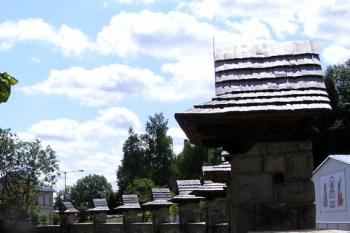 Nově zrekonstruovaná kostelní zeď se zastávkami křížové cesty ( © Jan P. Štěpánek 07/2007)
