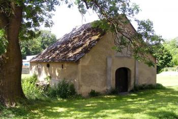 Stavba za presbyteriem kostela ( © Jan P. Štěpánek 07/2007)