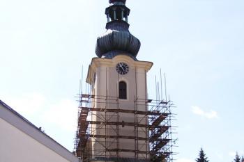 Pohled na rekonstruovaný kostel od města ( © Jan P. Štěpánek 07/2007)