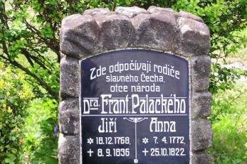 Hrob rodičů Františka Palackého při kostele ( © Jan P. Štěpánek 07/2007)