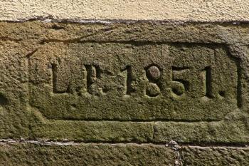 letopočet na kameni při vstupu do kostela ( © Jan P. Štěpánek 07/2007)