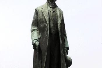 Pomník Františka Palackého nedaleko jeho rodného domu ( © Jan P. Štěpánek 07/2007)