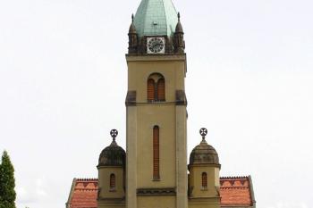 Čelní pohled na kostel ( © Jan P. Štěpánek 07/2007)