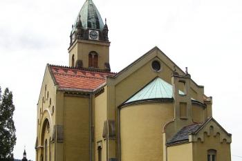 Zadní partie kostela ( © Jan P. Štěpánek 07/2007)