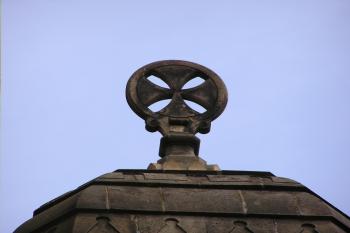 Detail ukončení jedné z věžiček ( © Jan P. Štěpánek 07/2007)