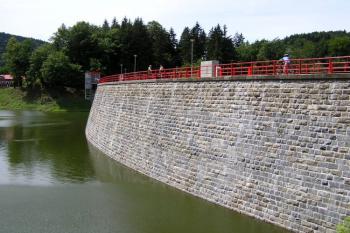 Vnitřní líc hráze přehrady Bystřička ( © Jan P. Štěpánek 07/2007)