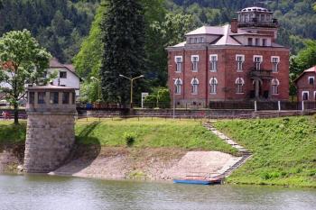 Vypouštěcí věž a správní budova přehrady ( © Jan P. Štěpánek 07/2007)